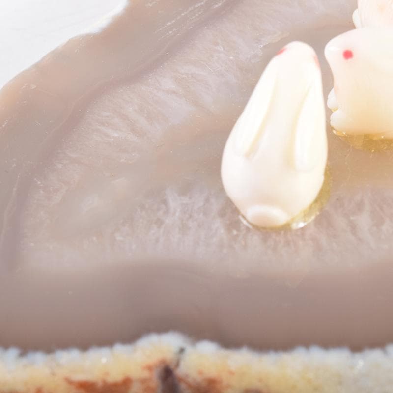 白珊瑚　兎彫刻　置物　瑪瑙石台付　時代箱付　V　7910