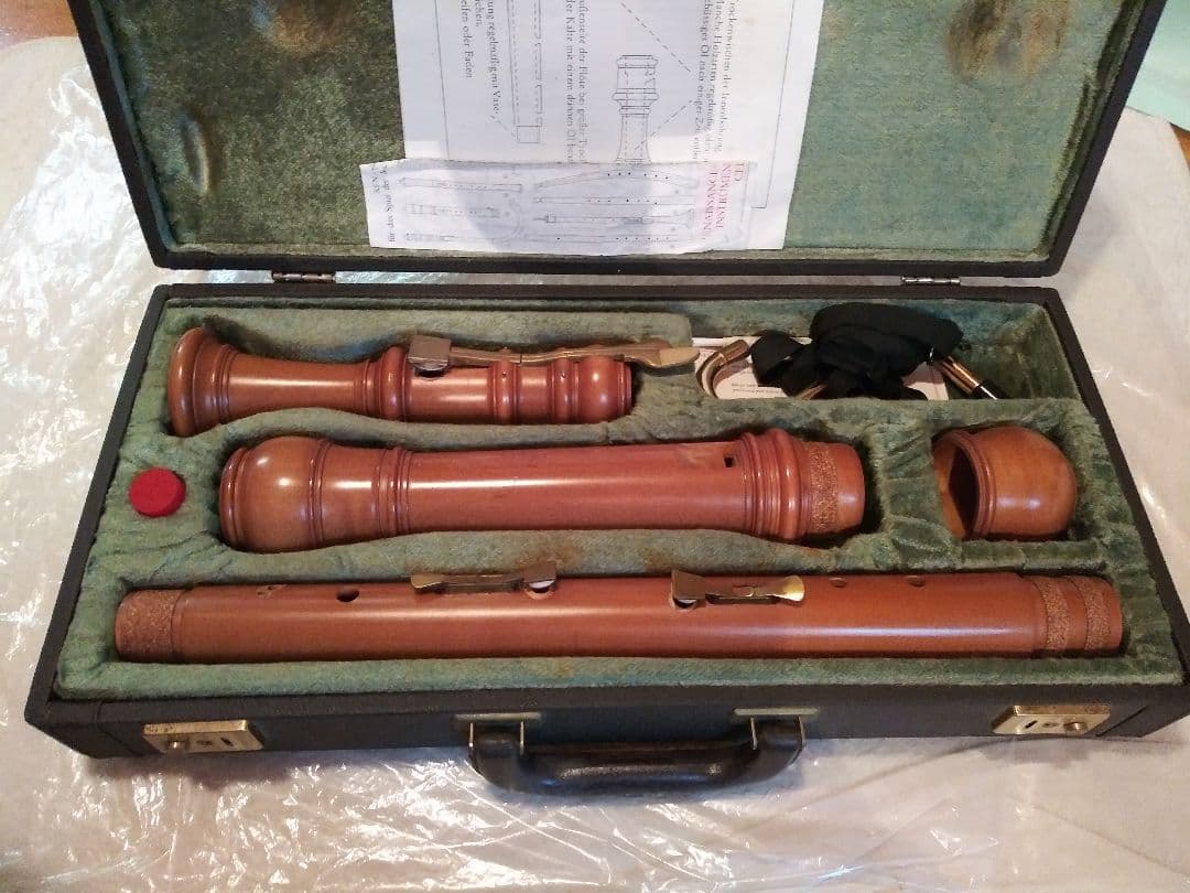 Moeckバスリコーダー 、ケース付き