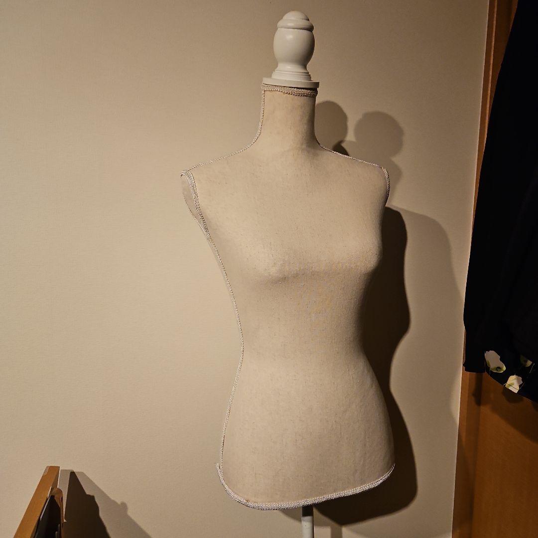 ホワイトファブリックマネキン トリポッドスタンド