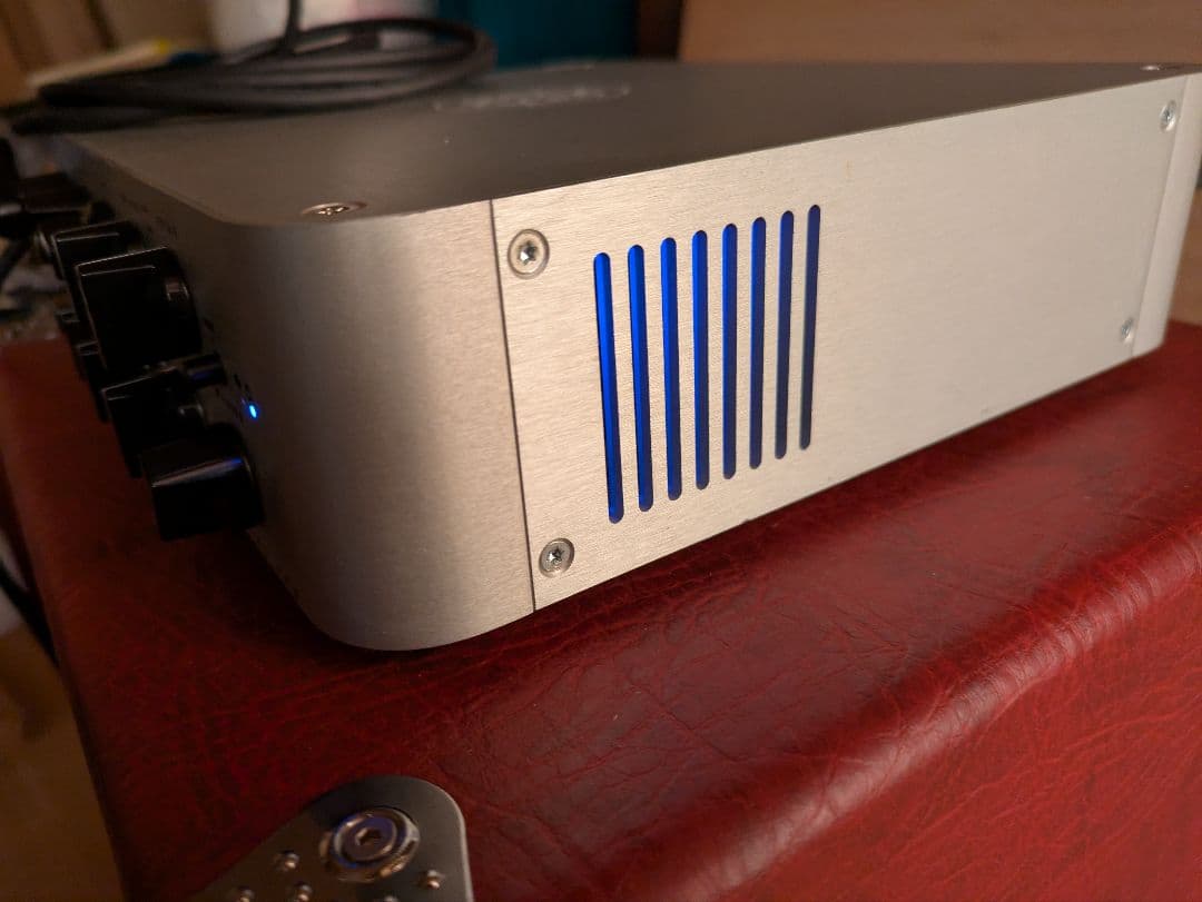 小型可変式高出力 Darkglass Microtubes900 ヘッドアンプ