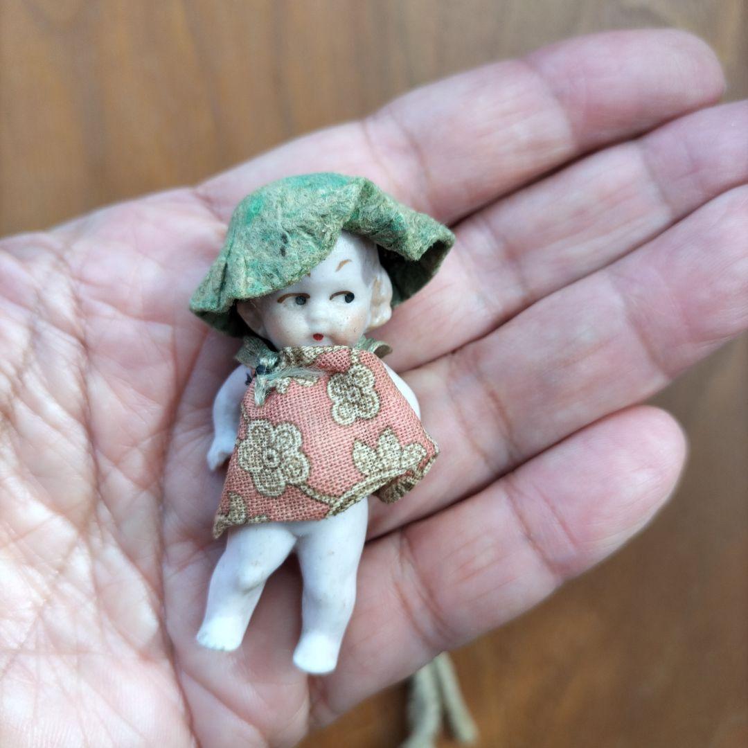ドイツ　アンティーク　HERTWIG ミニチュアビスクドール　帽子を被った女の子
