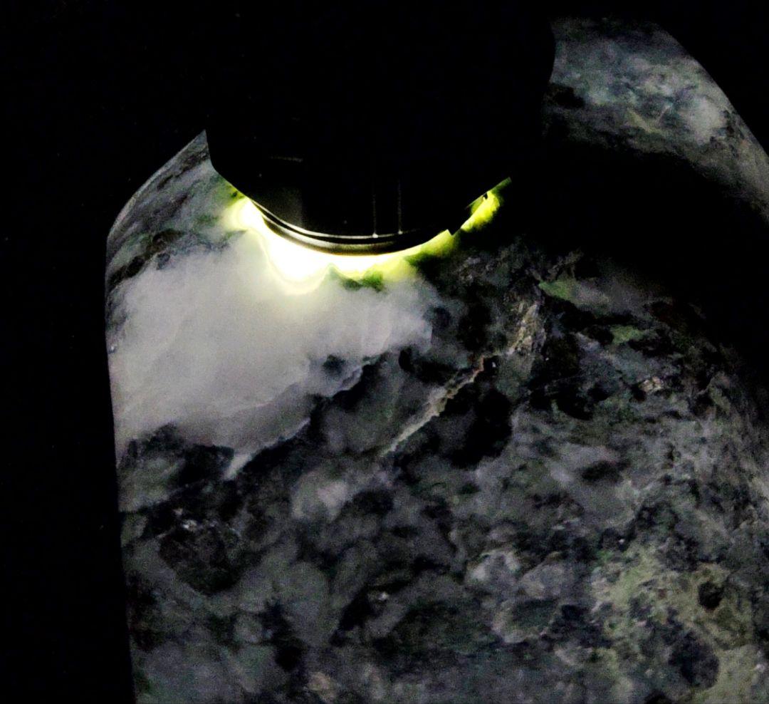 ★翡翠原石★糸魚川硬玉【姫川・切り出し・カメレオン翡翠390ｇ】