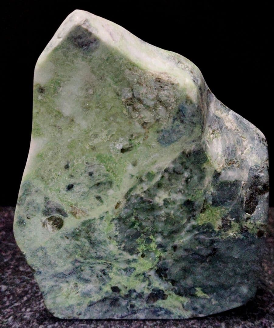 ★翡翠原石★糸魚川硬玉【姫川・切り出し・カメレオン翡翠390ｇ】