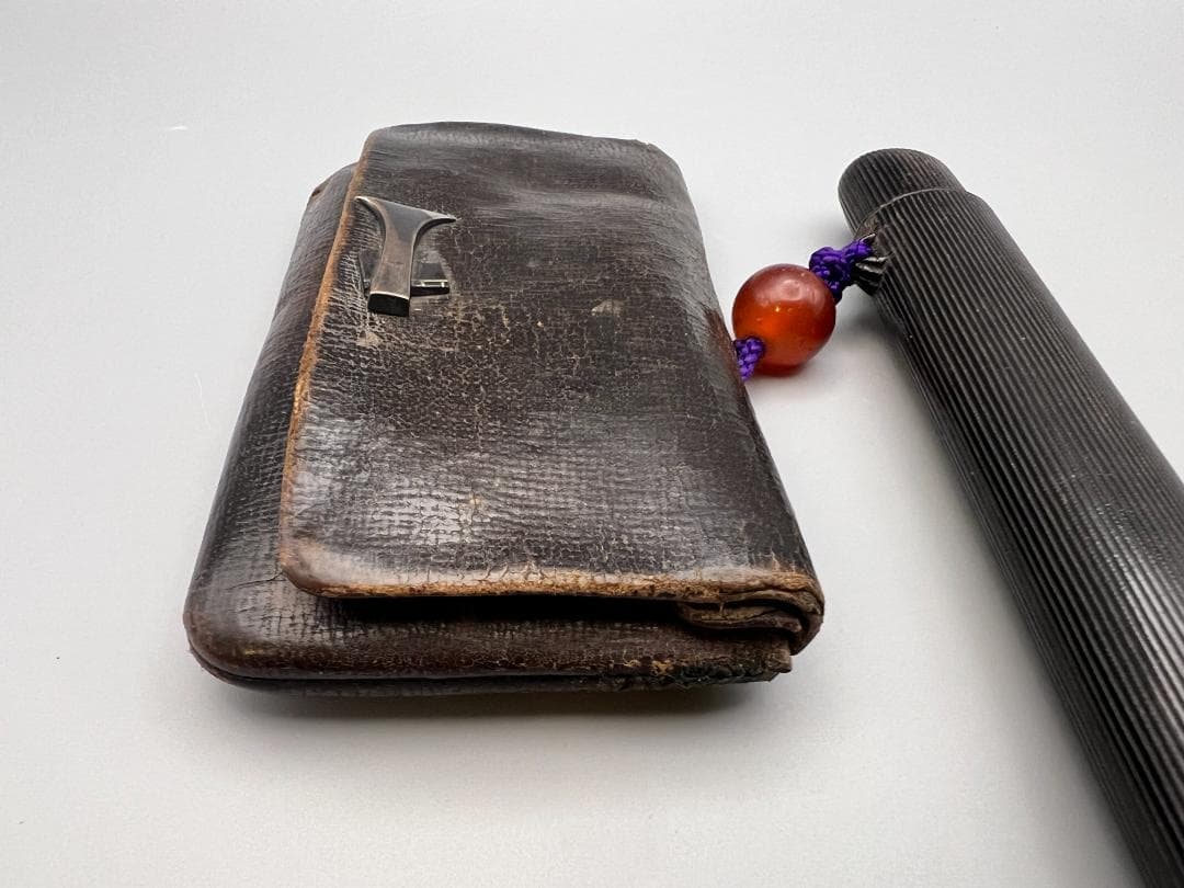 江戸明治時代　斧形前金具　銀象嵌　裏金具在銘　キセル入れ一心在銘　瑪瑙珠根〆