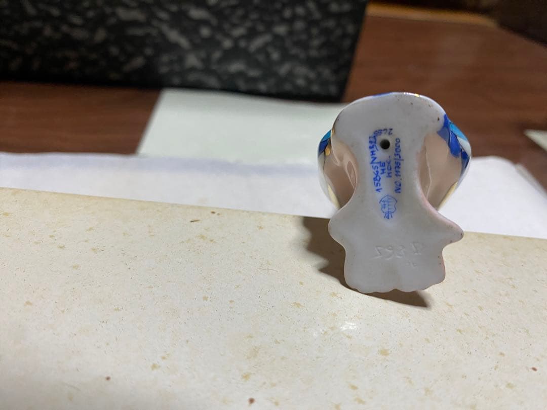 カラフルなフクロウの陶器置物