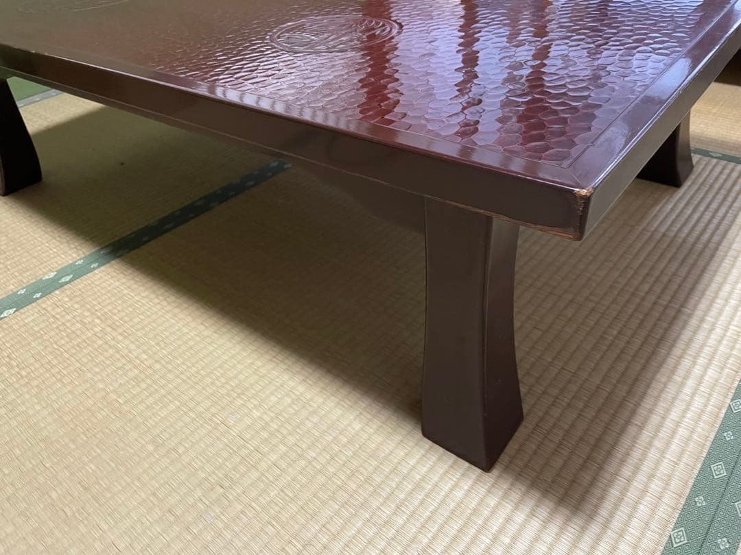送料込み！　手彫り彫刻が美しい座卓　民芸品