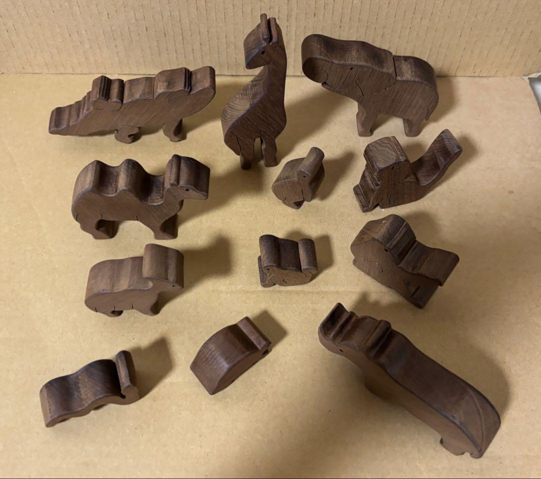 アフリカ大陸　壁掛け　動物12匹　木製パズル　29✖️25 ✖️2、2