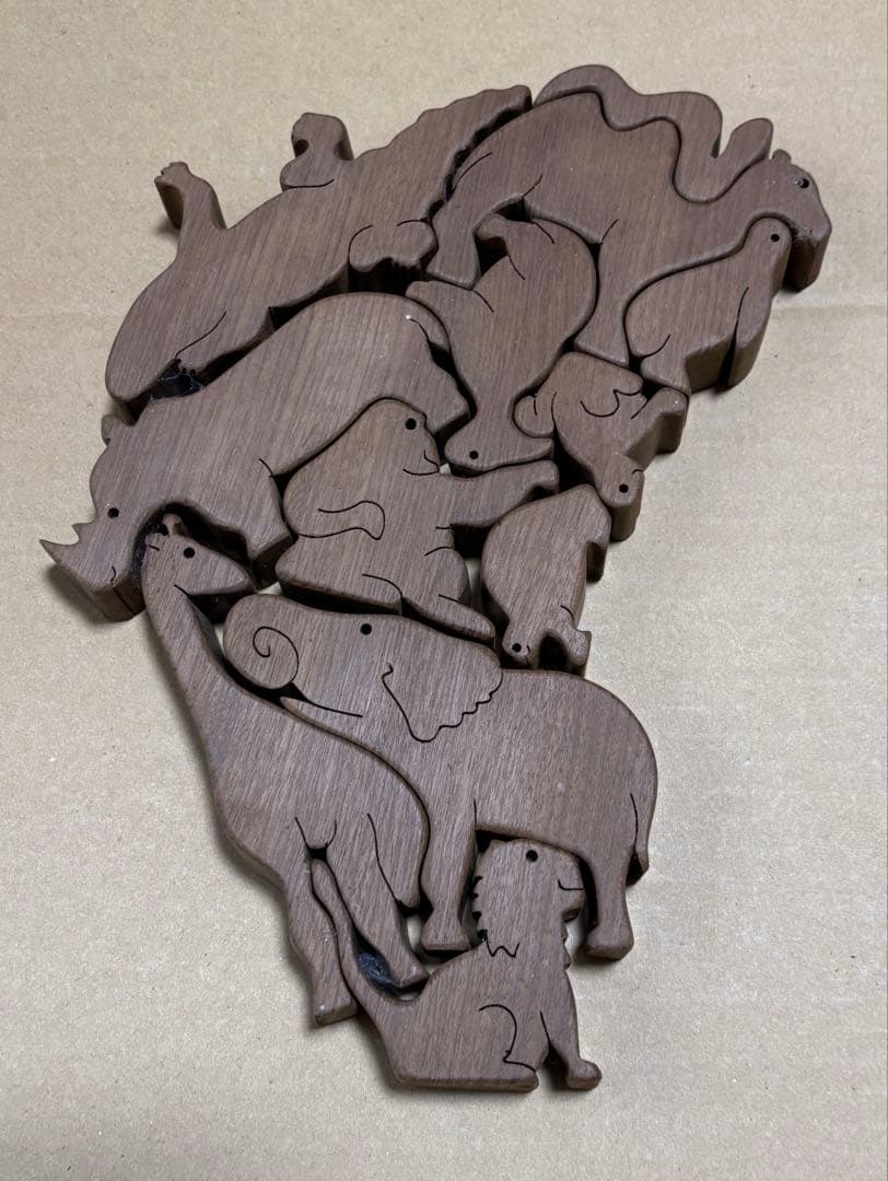 アフリカ大陸　壁掛け　動物12匹　木製パズル　29✖️25 ✖️2、2