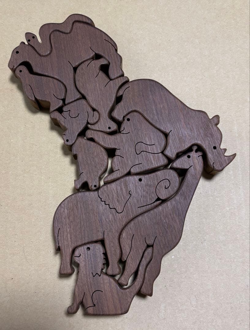アフリカ大陸　壁掛け　動物12匹　木製パズル　29✖️25 ✖️2、2