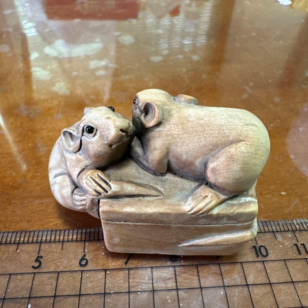 根付/初代伊勢正直の実子、伊勢正勝の木彫のネズミの彫刻 2匹が宝箱に寄り添う