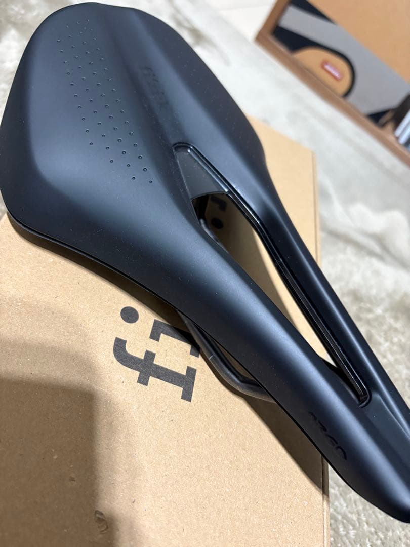 Fizik ARGO TEMPO R3 kium 150mm ブラック サドル