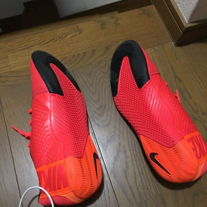 初めまして、新品未使用のナイキのフットサルシューズです、