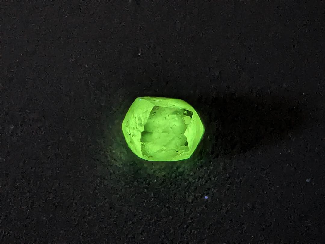 蛍光ダイヤモンド原石４色セット　計0.411カラット　ボツワナ産