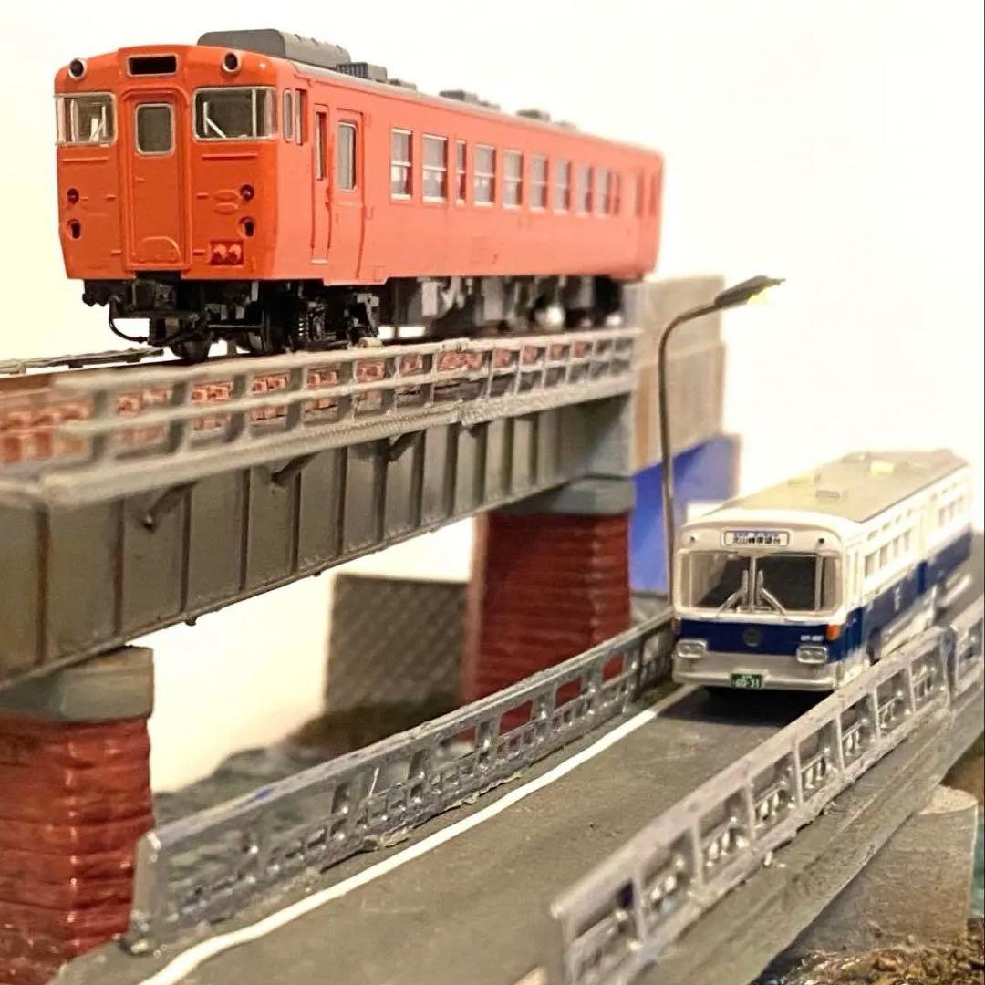 Nゲージ　鉄道　ジオラマ　模型　ガーター橋と架道橋　展示台　LED照明付き