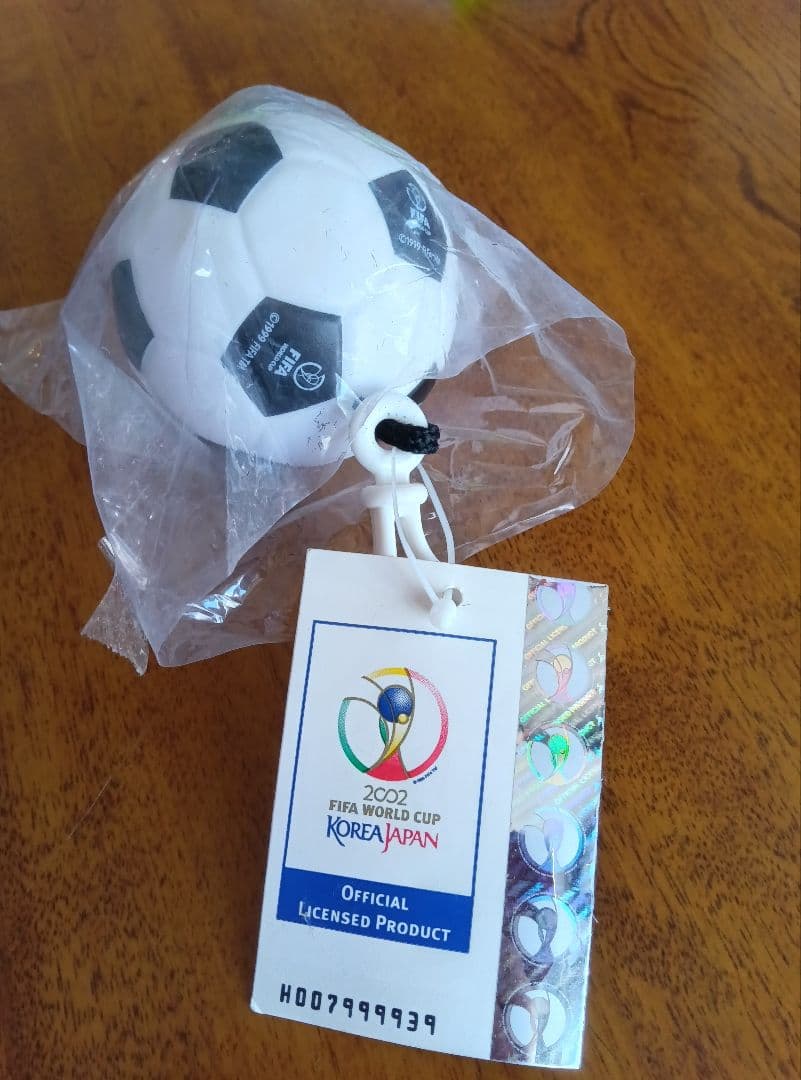 サッカーボール型キーホルダー FIFA2002ボールにポンチョ入り