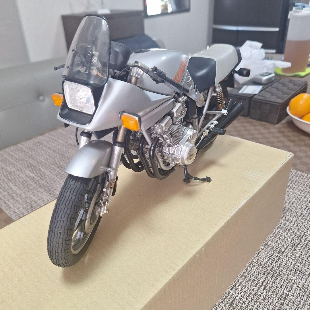 SUZUKI シルバーバイクモデル、刀6,1タミヤ製、完成品です