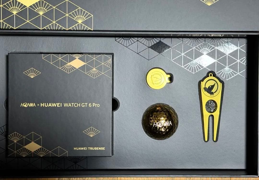 HUAWEI WATCH GT 6 Pro、45mmのブラック/ゴールドモデル。