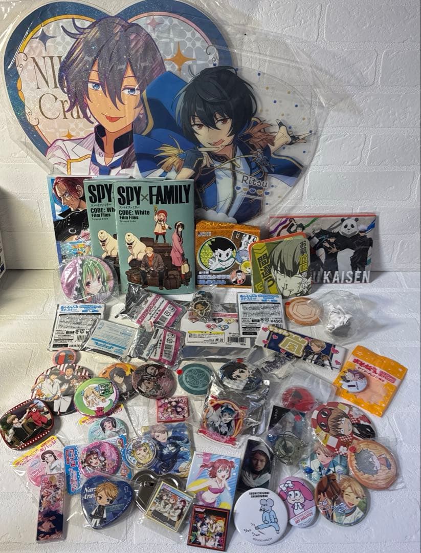 ノンジャンル　グッズまとめ売り　缶バッジ アクスタ　大量