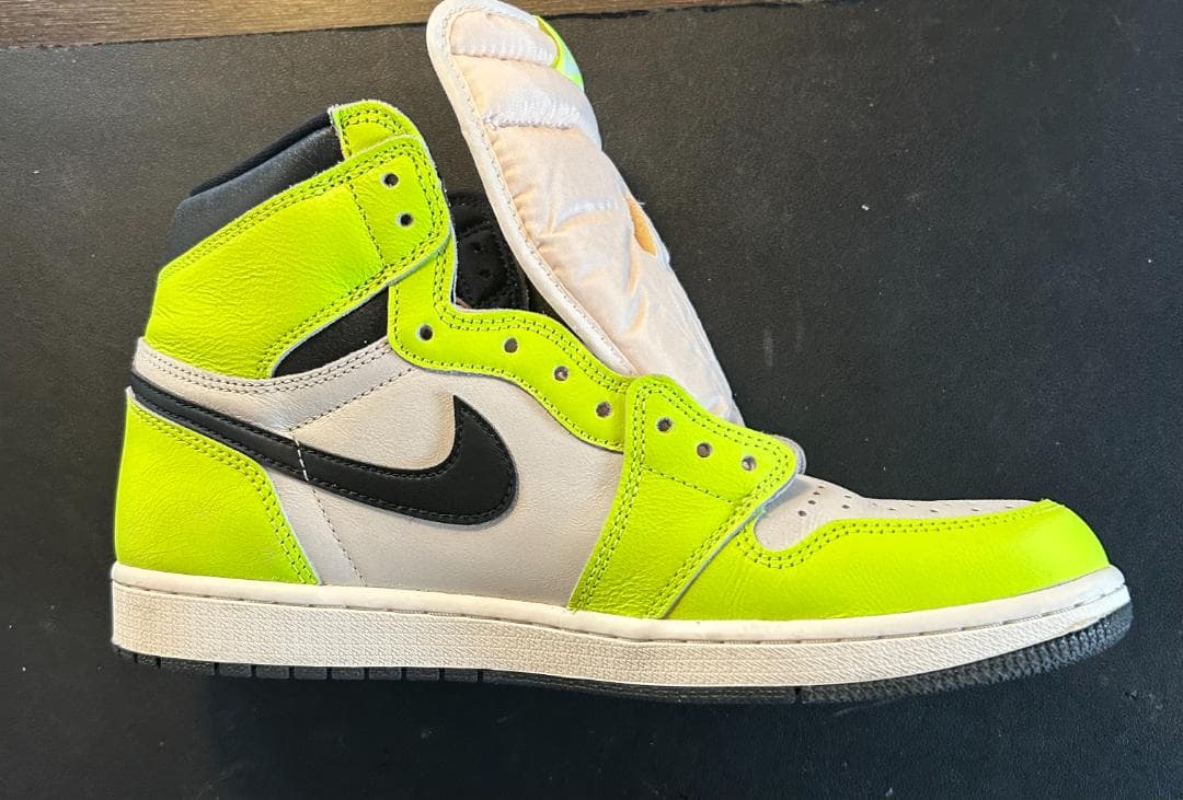シューズ(男性用) NIKE AIR JORDAN 1 RETRO HIGH OG VOLT 702