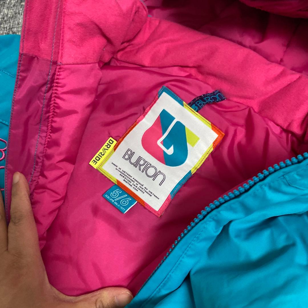 新品未使用　バートン　スノボウェア　ジャンプスーツ　つなぎ120ぐらい　ガールズ