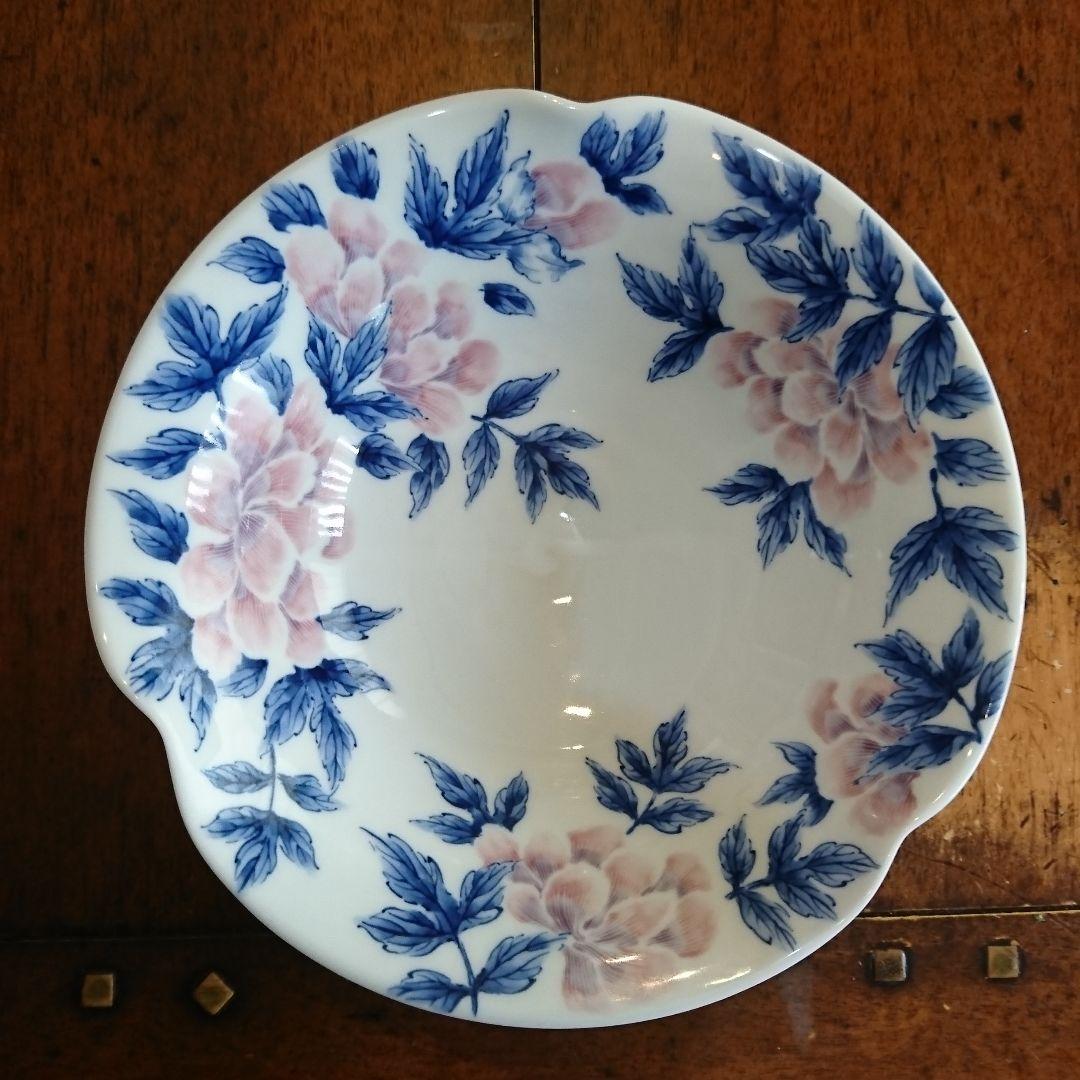 作家物 工房いとう 有田焼の牡丹柄三方浅鉢です。ピンクから紫色の牡丹に藍色