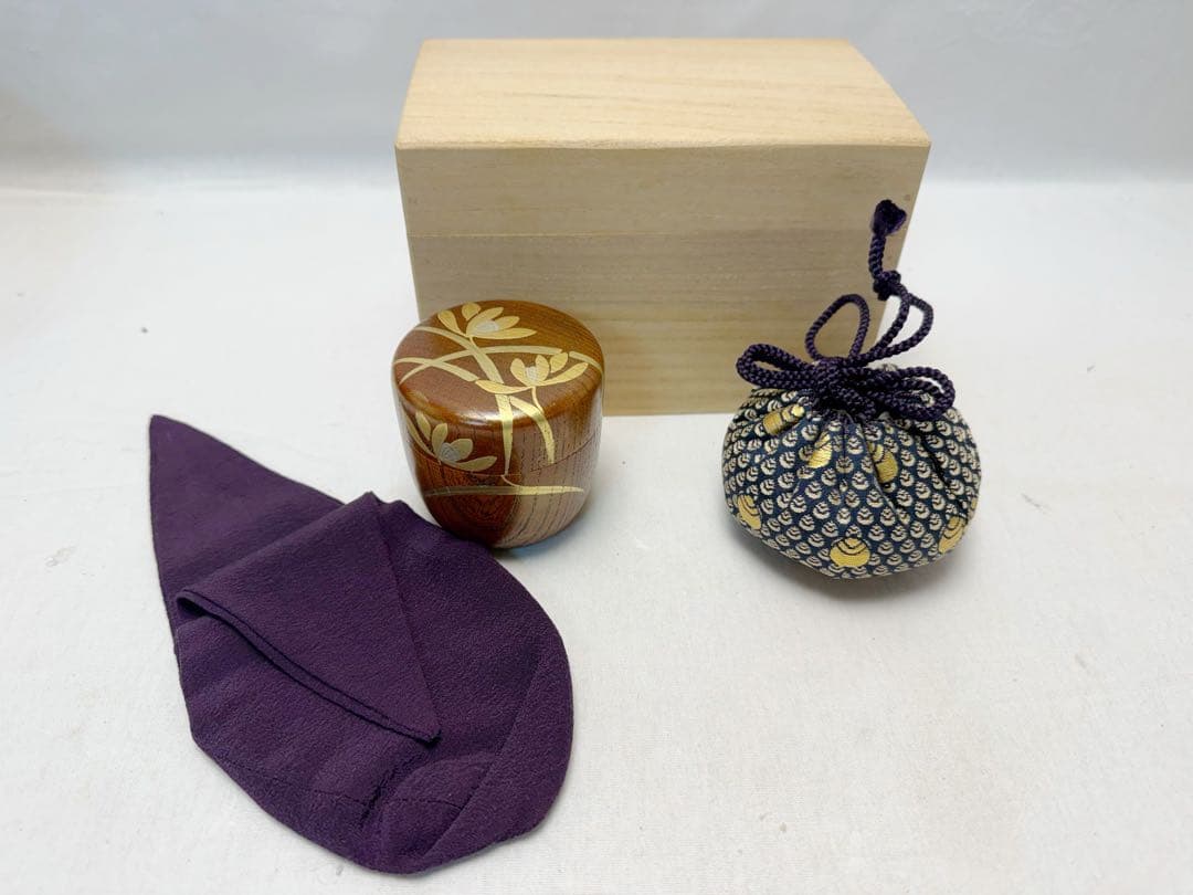 ほぼ未使用 茶道具 桐木地 茶通箱 木製 金彩蒔絵棗 大津袋 茶入 仕覆付 元箱