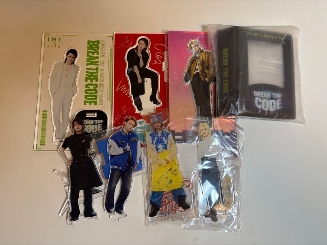 INI うちわ アクスタ 缶バッジ