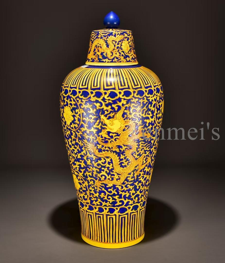 中国古美術・明嘉靖年製款・藍地黄彩纏枝龍紋梅瓶・粉彩・壺・唐物・骨董品・文房置物