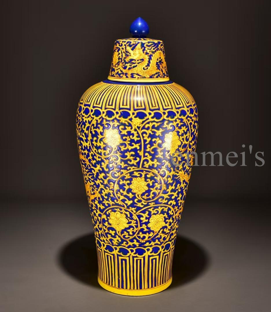 中国古美術・明嘉靖年製款・藍地黄彩纏枝龍紋梅瓶・粉彩・壺・唐物・骨董品・文房置物