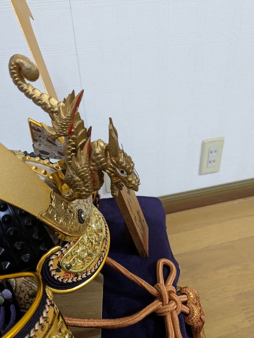 伝統的な日本の兜 金色装飾付き