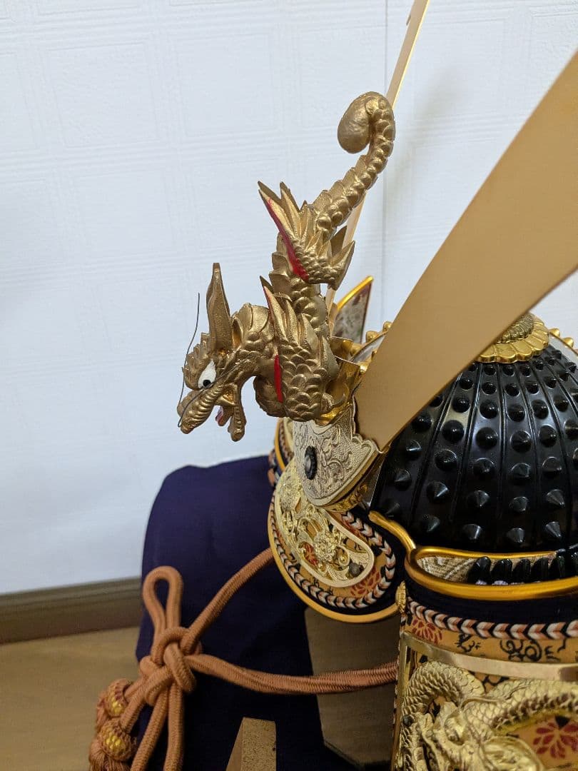 伝統的な日本の兜 金色装飾付き