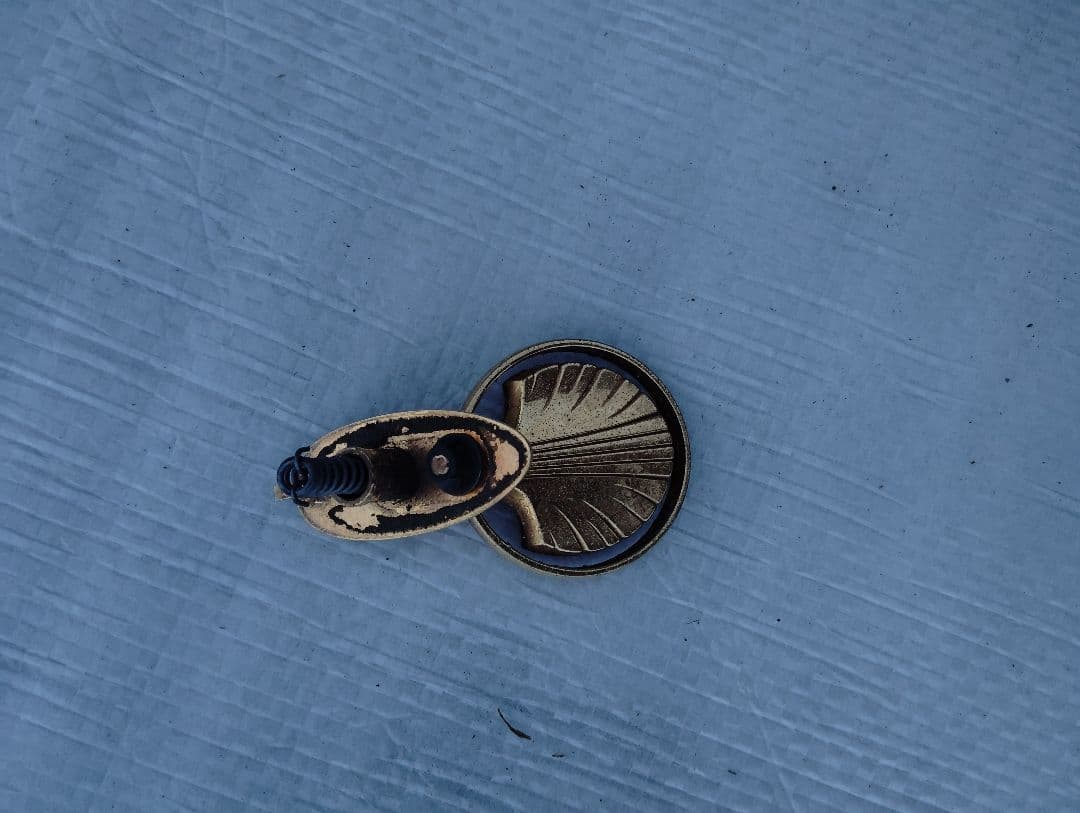 日産シーマ F50 ボンネットマスコット ゴールドカラー。