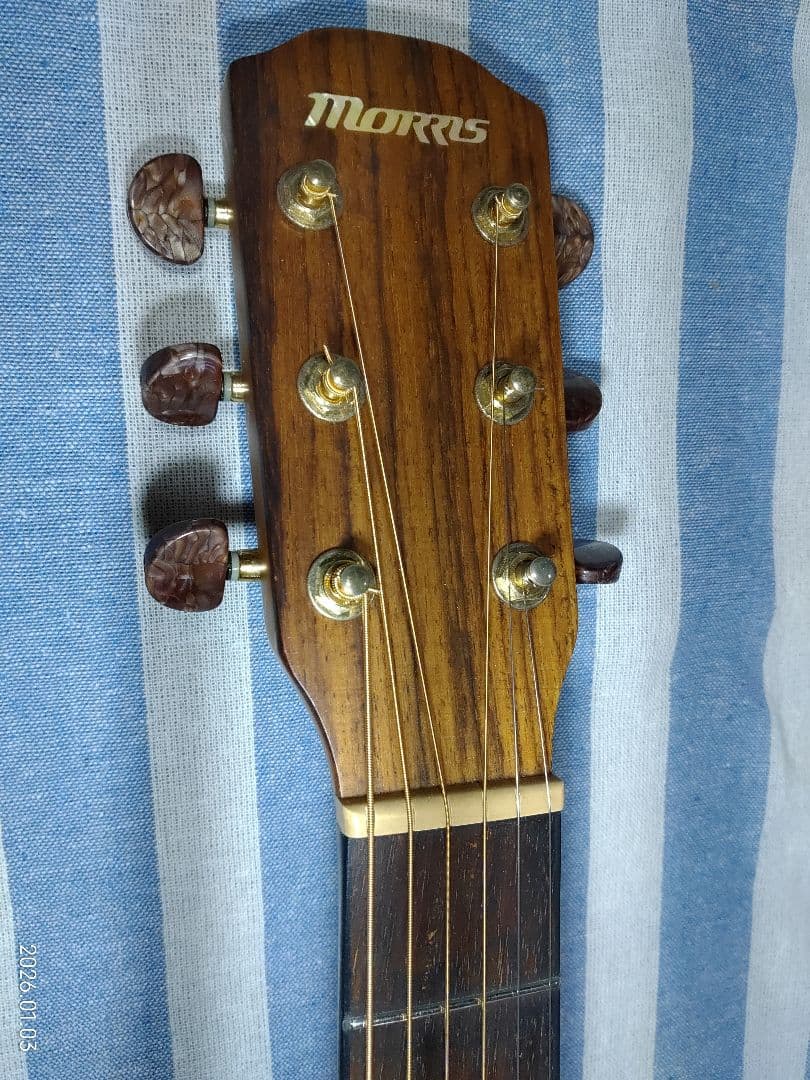 Morrisのカッタウェイ・アコースティックギターS-30ハードケース付きです。