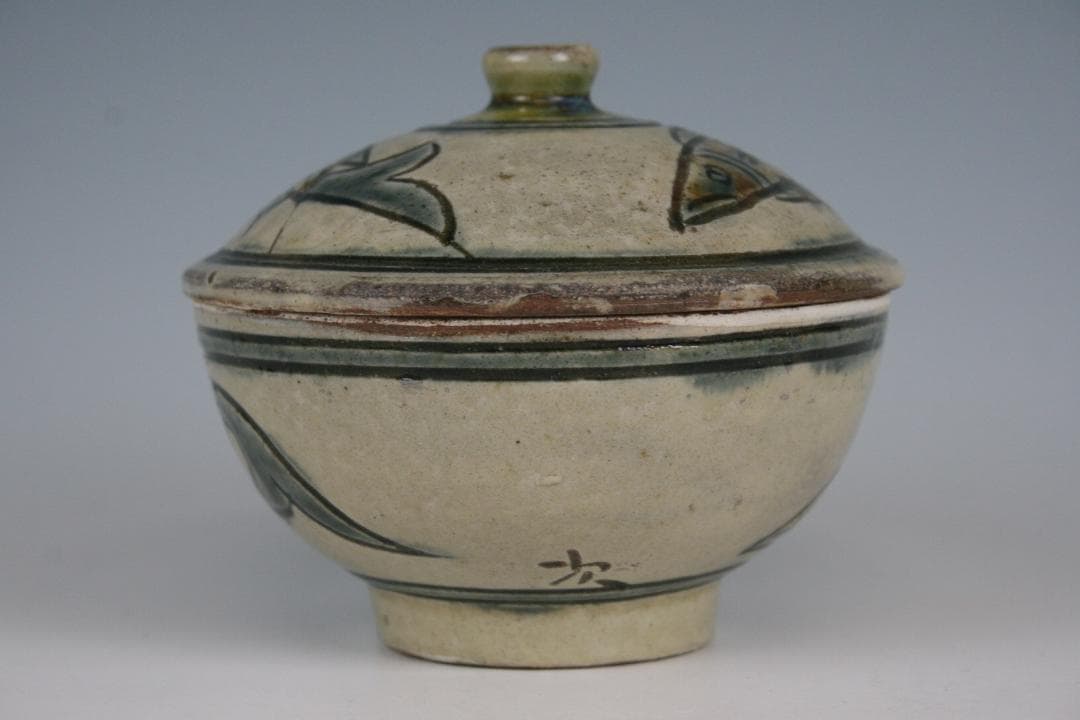 壺屋焼 人間国宝 金城次郎 作　魚文蓋物（タラフー）