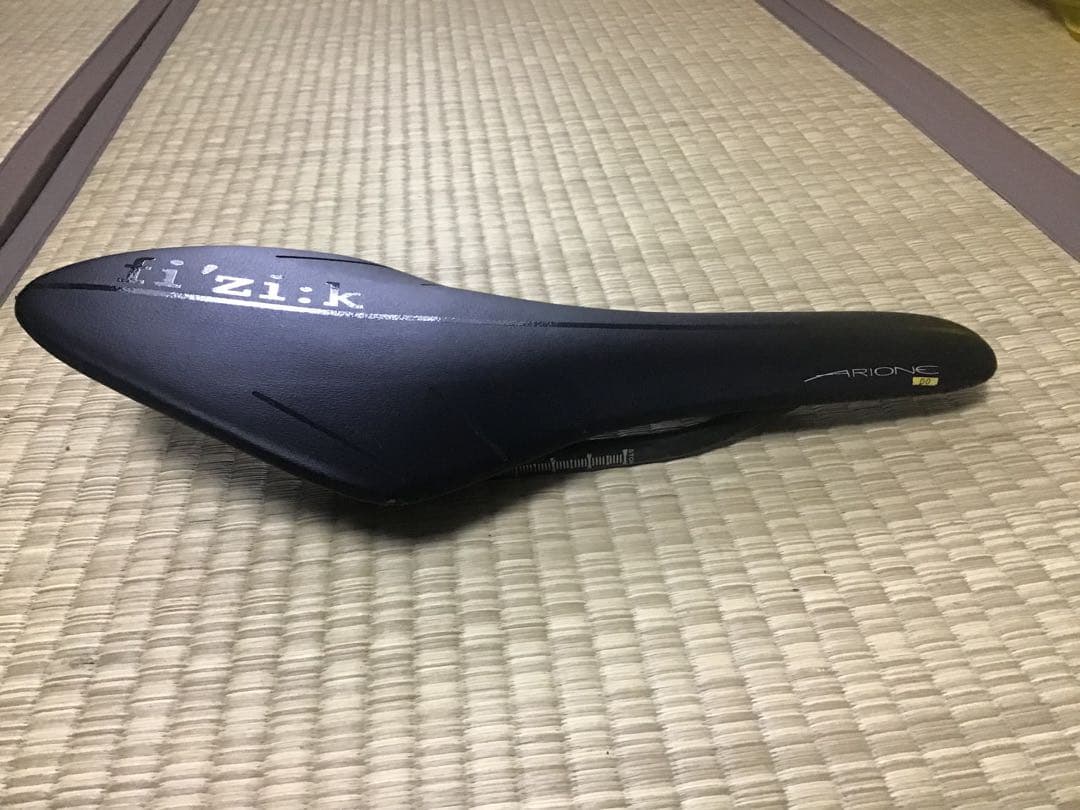 フィジーク FiZik Arione カーボンサドル ブラック