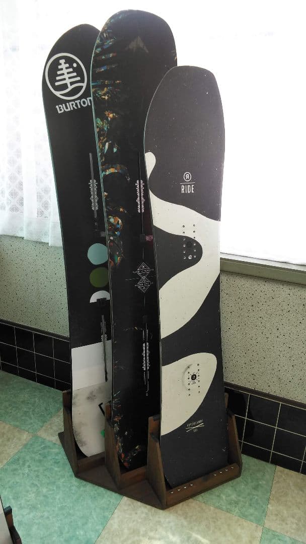 スノーボードスタンドラック　３本用　右側用　カラーウォルナット　ハンドメイド