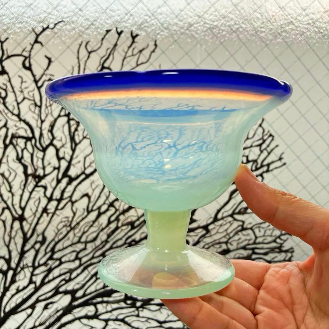 骨董　時代ガラス　希少　ラムネ色乳白色暈し　青色リップ朝顔型　氷コップ　ウラン