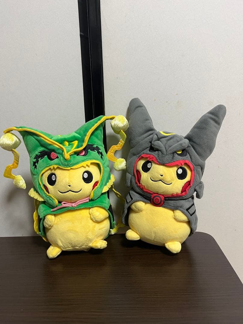 メガレックウザのポンチョを着たピカチュウ　黒いレックウザポンチョを着たピカチュウ