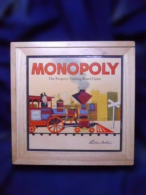 とても高価な英国製ノスタルジーMONOPOLY 木製箱版。未使用品