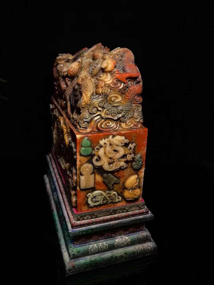 中国古美術・九龍が珠を戯れる・寿山石極品五彩田黄の印鑑・文房具・賞物・風水開運