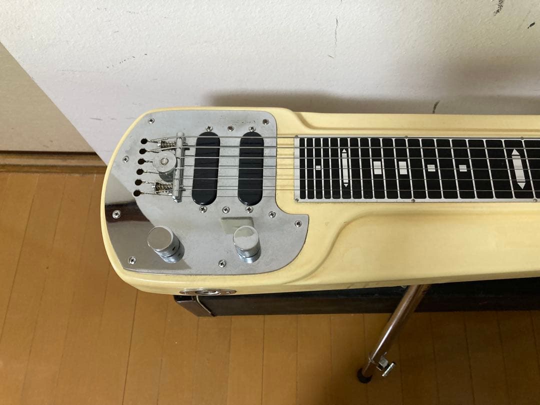 詳細不明フェンダータイプ 6弦スチールギター ケース、脚付