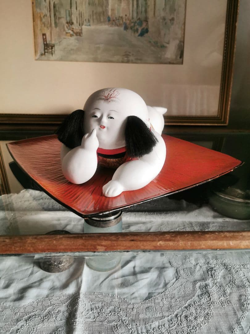 ヴィンテージ 28㎝大型這児人形 博多加賀はいこ 赤に金糸 骨董 朱漆塗り盆台付