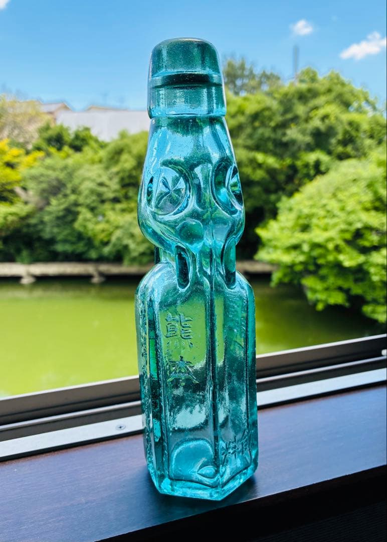 昭和レトロ　戦前エンボスラムネ瓶　おまけ付き　　　　レトロ缶ジュース　スプライト