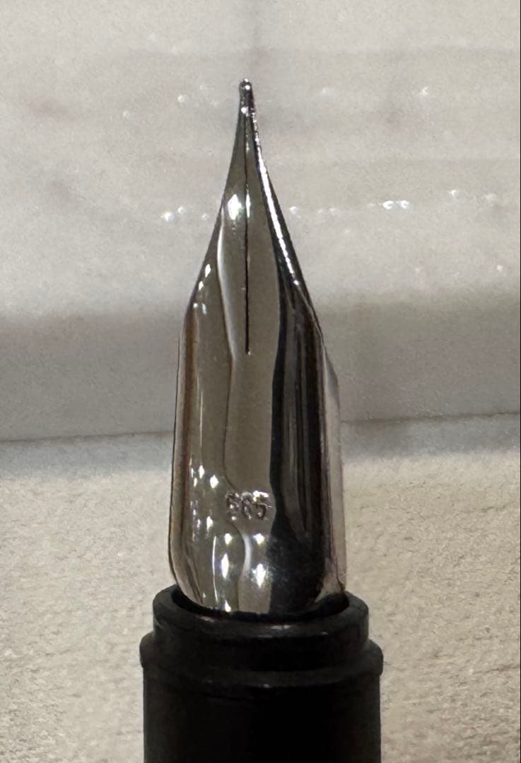 【美品】モンブラン No1124 万年筆 漆黒ロードナイト鉱加工