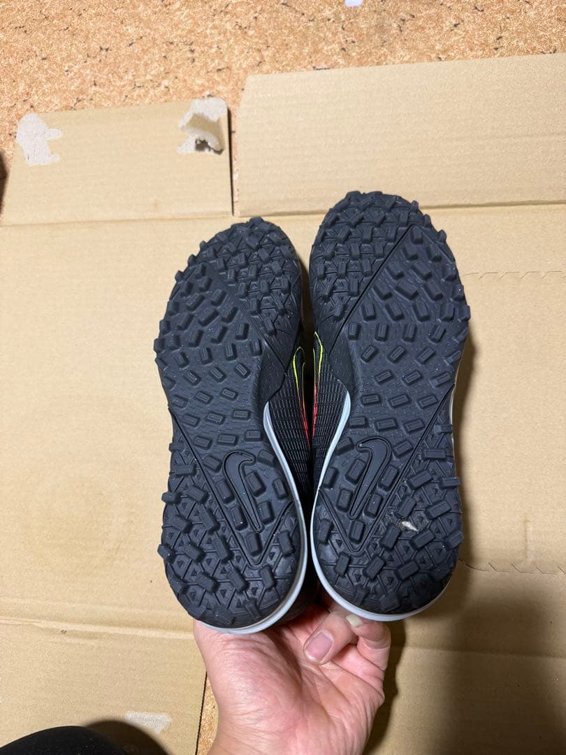 Nike フットサルシューズ ブラック/イエロー/レッド