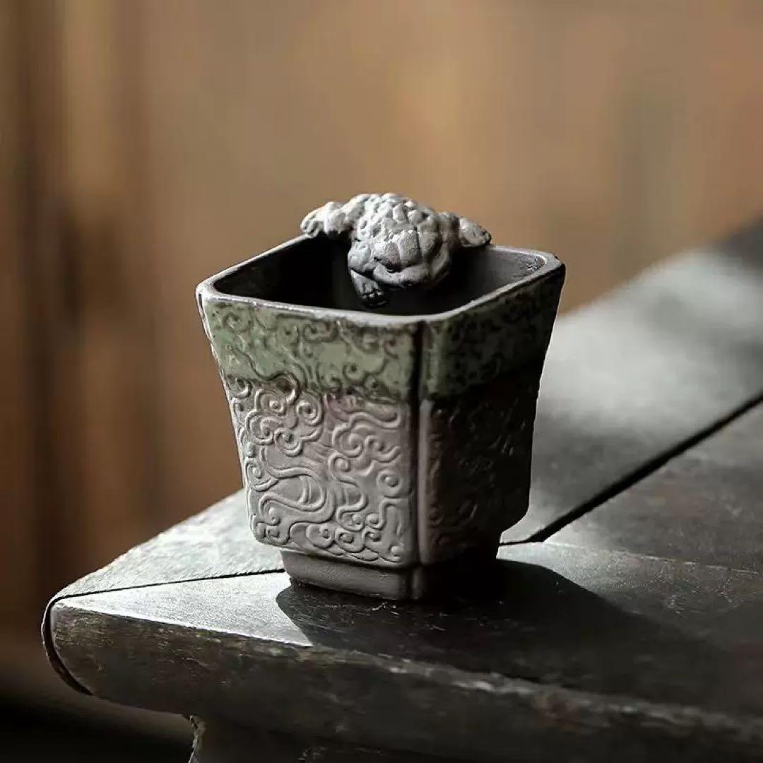 装飾的な四角形の陶器鉢