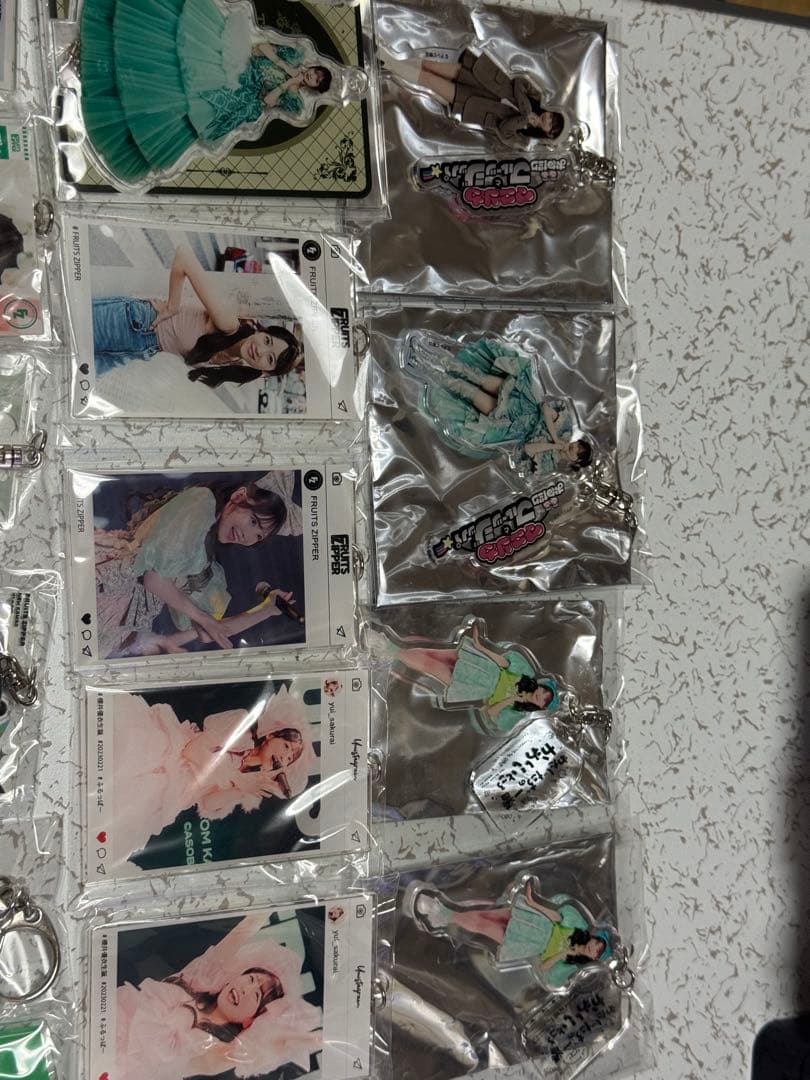 FRUITSZIPPER、櫻井優衣アクスタ、サイン入りグッズトレカなどまとめ