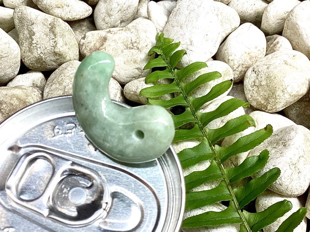 ✳綺麗な若草色　幸運導く緑の糸魚川翡翠勾玉　本物をお持ちください‼️ 鑑別書取得品