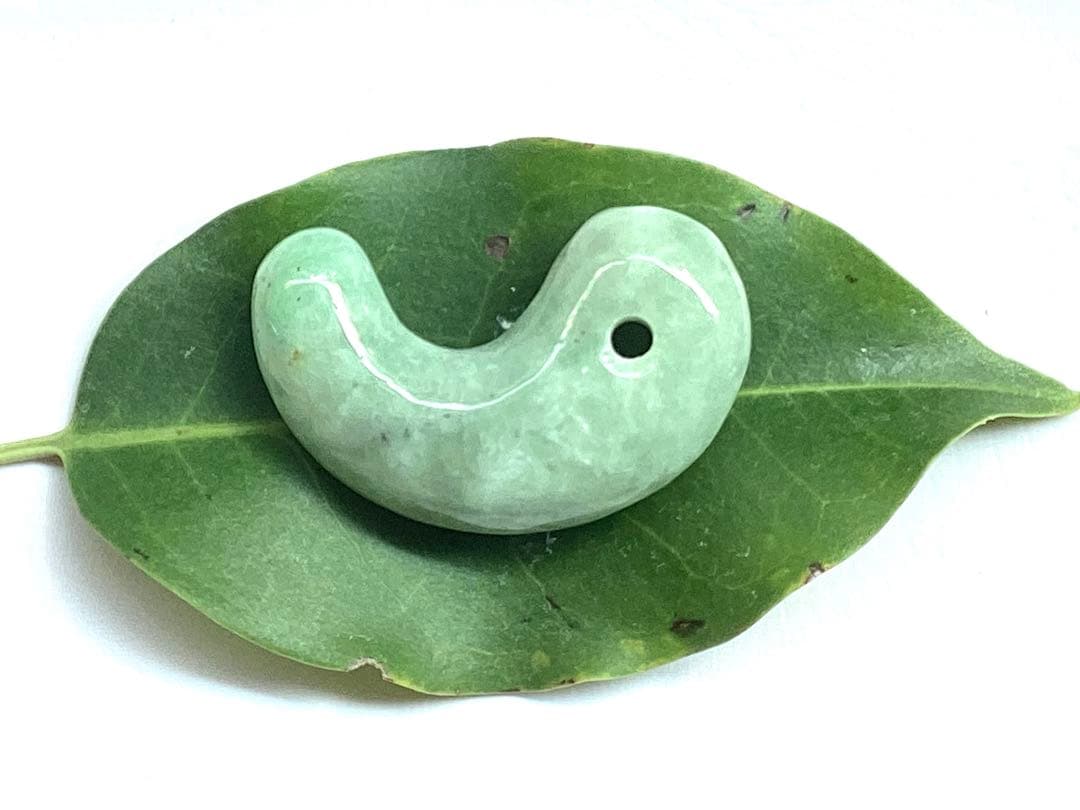 ✳綺麗な若草色　幸運導く緑の糸魚川翡翠勾玉　本物をお持ちください‼️ 鑑別書取得品