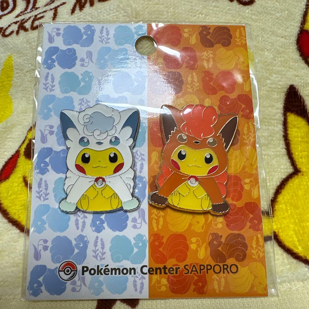 アローラロコン&ロコンポンチョのピカチュウ ピンズセット